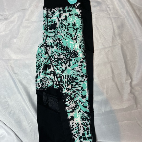 LuLaRoe Fearless Crop Fitness Leggings - Picture 7 of 7